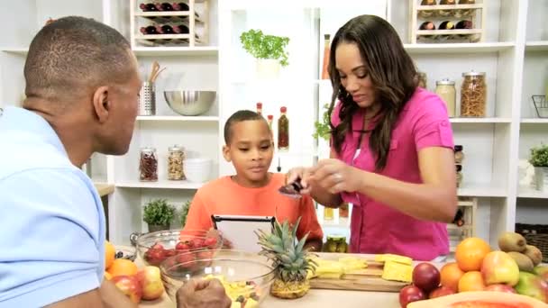 Familie kookt in de keuken met Tablet PC — Stockvideo