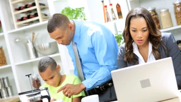 Familie frühstückt mit Tablet und Laptop — Stockvideo