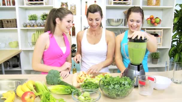 Adolescentes niñas haciendo jugo de verduras — Vídeo de stock