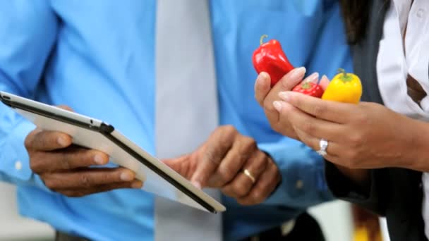 Joven pareja étnica Tableta Comida Saludable Compras — Vídeo de stock