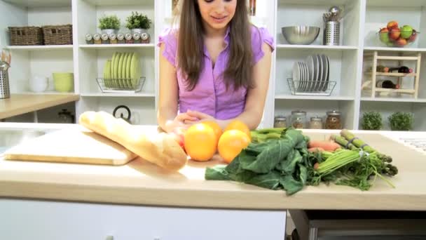 Кавказький дівчина в домашній кухні — стокове відео