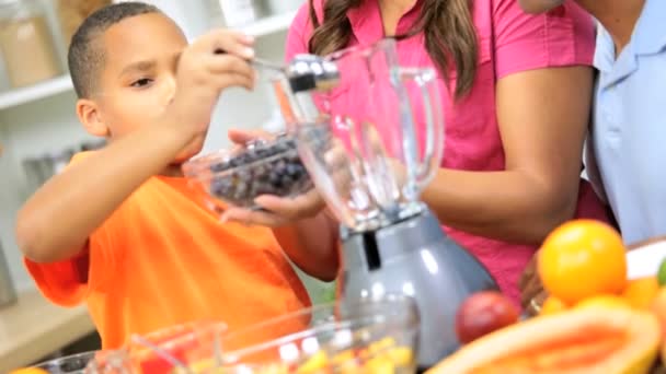 Familia prepara batido en la cocina — Vídeos de Stock