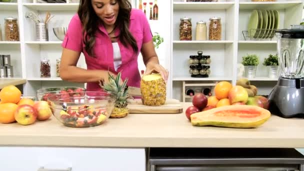 Mulher cozinha na cozinha — Vídeo de Stock