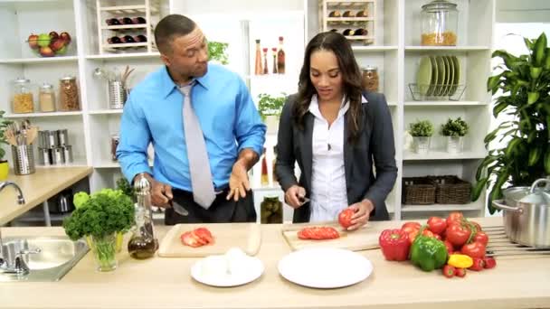 Business par i köket förbereder — Stockvideo