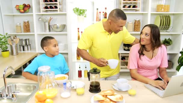 Familie kocht in der Küche mit Laptop — Stockvideo