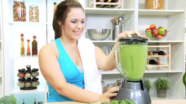 Chica haciendo jugo de verduras — Vídeo de stock