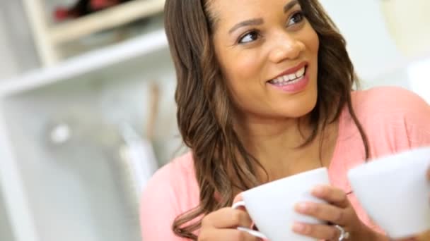 La famiglia fa colazione in cucina — Video Stock