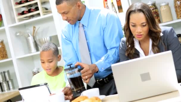 Família toma café da manhã com tablet e laptop — Vídeo de Stock