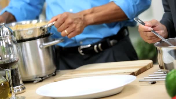 Manos Pareja étnica cocina preparando una cena saludable — Vídeo de stock