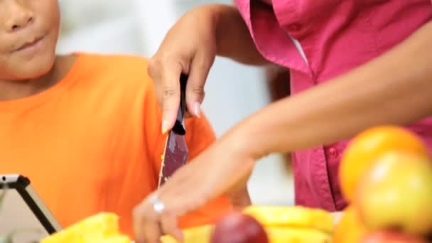 Família na cozinha se preparando com um tablet — Vídeo de Stock