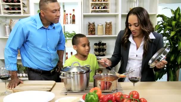 Семья готовит суп на кухне — стоковое видео