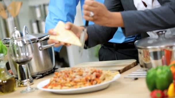 Etnische zaken paar voorbereiding van gezonde pasta diner — Stockvideo