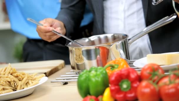 Hände aus nächster Nähe Ethnisches Geschäftspaar gesundes Abendessen — Stockvideo