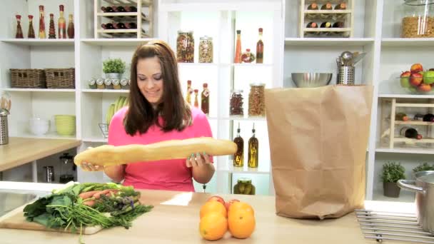 Mujer caucásica adolescente chequeando fresco sabroso pan, frutas y verduras — Vídeo de stock