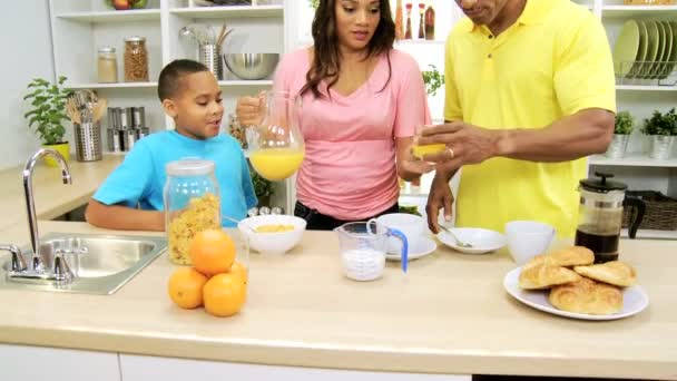 Familie kocht in der Küche — Stockvideo