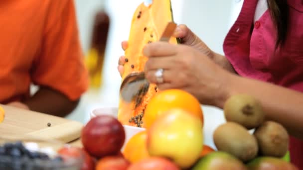 Cocineros familiares en la cocina — Vídeos de Stock