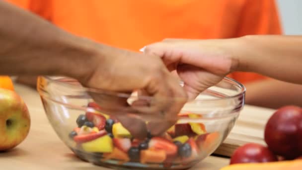 Cocineros familiares en la cocina — Vídeos de Stock