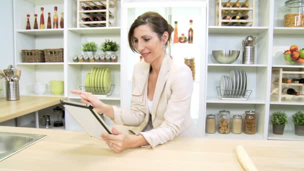 Femme d'affaires intelligente au comptoir de cuisine utilisant la technologie sans fil — Video