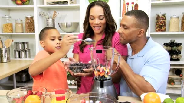 Gezonde Afro-Amerikaanse familie blender biologisch fruit drinken — Stockvideo