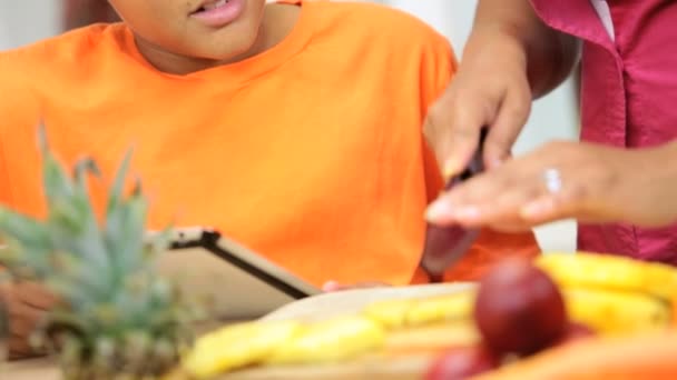 Famiglia in cucina che si prepara con un tablet — Video Stock