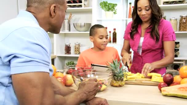 Family cooks in the kitchen with tablet — Stock Video