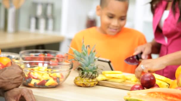 Famille dans la cuisine préparant avec une tablette — Video