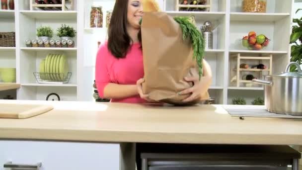 白人の女の子は健康栄養価の高いフルーツ野菜の大袋と一緒に買い物から返される — ストック動画