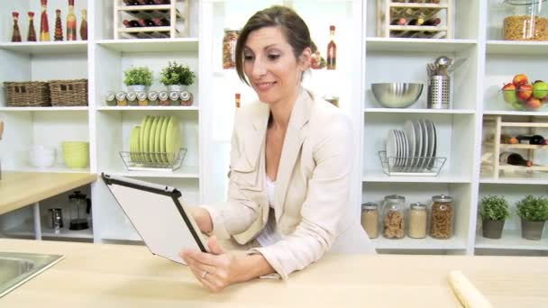 Kobieta biznesu niezależny doradca w domu pracy na tablecie — Wideo stockowe