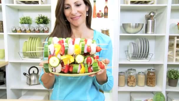 Кавказская женщина демонстрирует блюдо из разноцветных овощей кебаб — стоковое видео