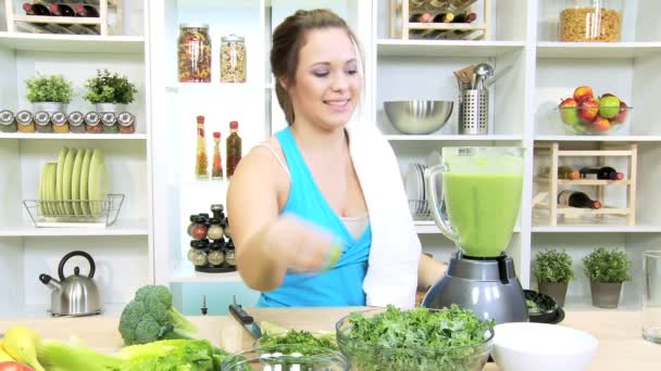 Κορίτσι κάνει χυμό λαχανικών — Αρχείο Βίντεο