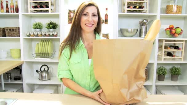 Mulher caucasiana na cozinha moderna casa — Vídeo de Stock