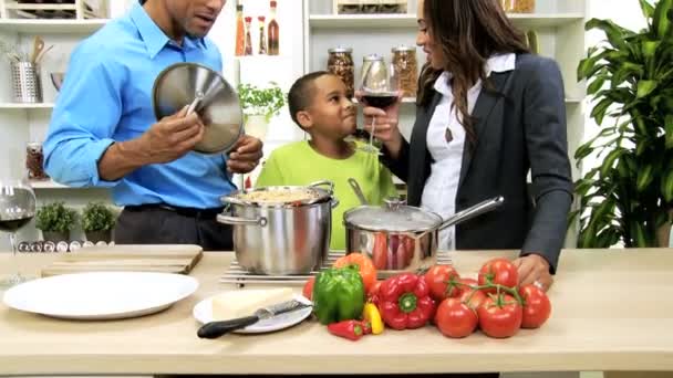 Familjen förbereder soppa på kök — Stockvideo