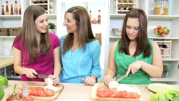 Adolescentes niñas en casa cocina ayudar a su mamá — Vídeo de stock