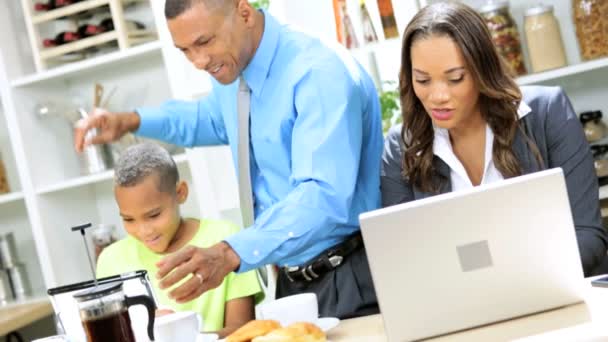 Familie frühstückt mit Tablet und Laptop — Stockvideo