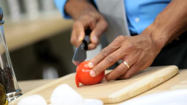 Uomo d'affari etnico che prepara una cena sana — Video Stock