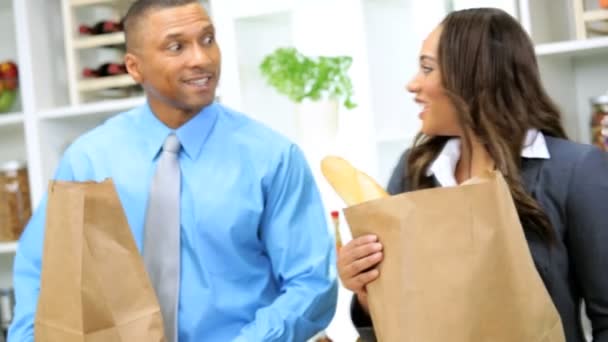 Etnikai üzleti emberek bevásárló táskák egészséges életmód zöldségek — Stock videók
