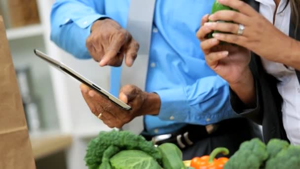 Mãos Africano americano casal Tablet Tecnologia Cozinha — Vídeo de Stock