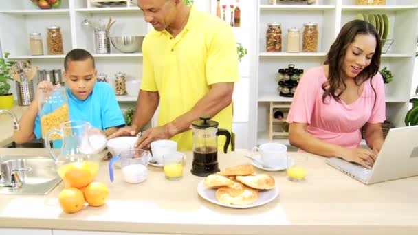 Семья на кухне готовит завтрак — стоковое видео