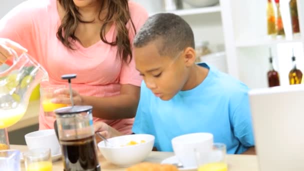 Família tomando café da manhã na cozinha — Vídeo de Stock