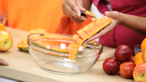 Cocineros familiares en la cocina — Vídeos de Stock