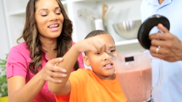 Filho com pais fazendo suco — Vídeo de Stock
