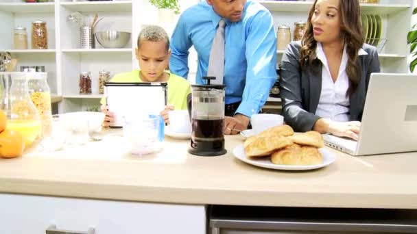 Pareja en la cocina con ordenador portátil — Vídeo de stock