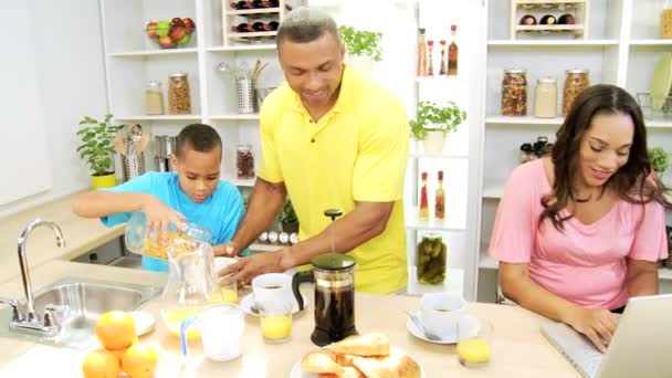 Familie in der Küche bereitet Frühstück zu — Stockvideo