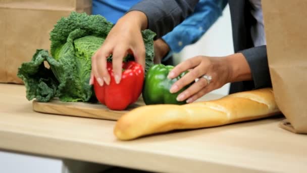 Paar in kitchen tas uitpakken — Stockvideo