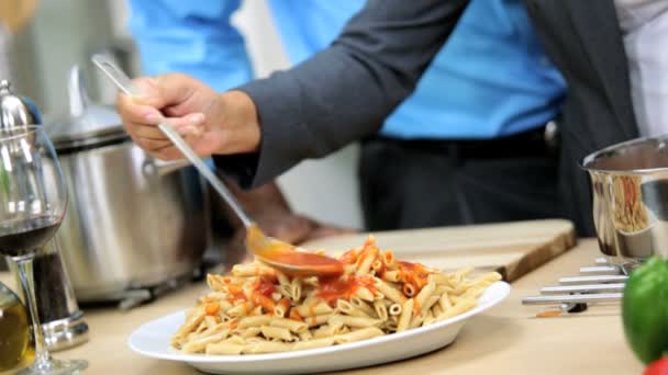 Paar voorbereiden diner pasta — Stockvideo