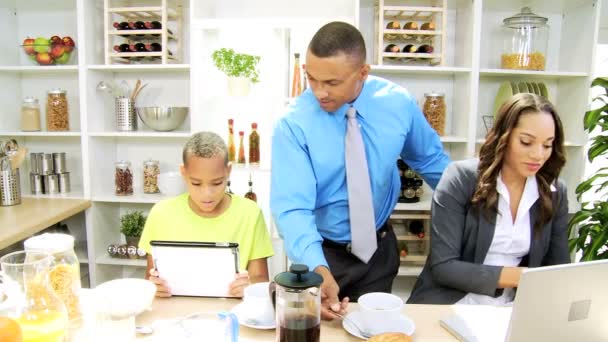 Familie in der Küche — Stockvideo