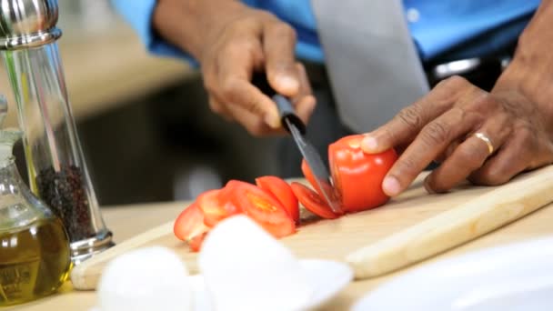 Uomo d'affari a casa cucina — Video Stock