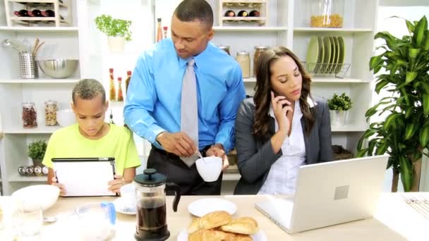 Etnische familie in kitchen — Stockvideo