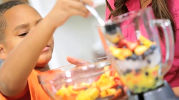 Familie bereidt smoothie in de keuken — Stockvideo