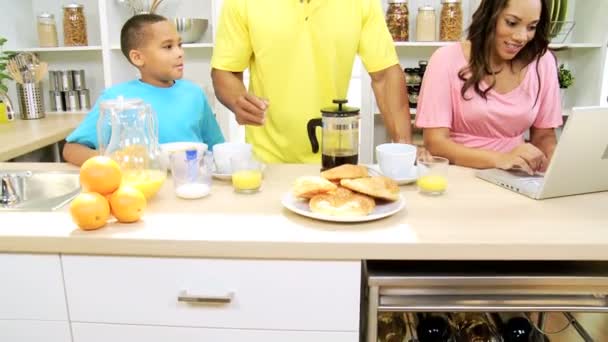 Mutfakta kahvaltı hazırlarken aile — Stok video